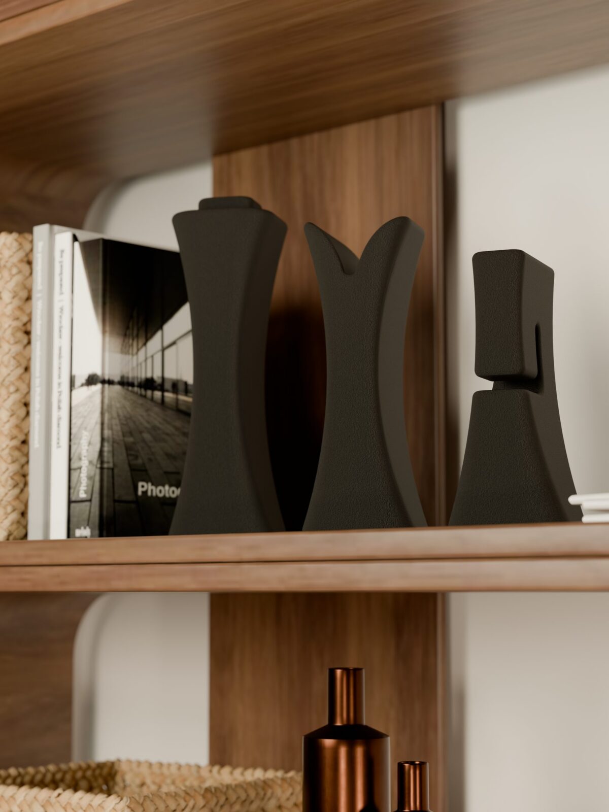 Accueil Trois pièces d'échecs XL neo noires posées sur une étagère en bois, vue de plus bas